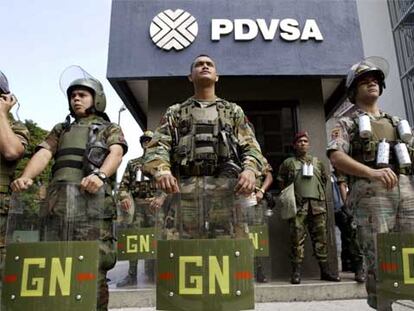 La militarizada Guardia Nacional protegió las sedes y pozos de la empresa estatal Petróleos de Venezuela durante la huelga lanzada por la oposición contra la presidencia de Hugo Chávez en diciembre de 2002. Aquella paralización causó cuantiosos daños al quinto exportador mundial de crudo.