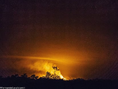 O céu estrelado da Amazônia com queimadas na floresta, feito na reserva de Tenharim Marmelos (AM).