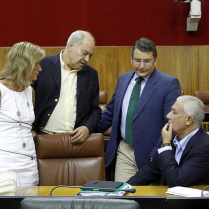 Javier Arenas, sentado, conversa con Esperanza Oña, Jorge Ramos y Antonio Sanz en el Parlamento.