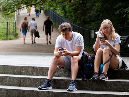 Los jóvenes de 18 a 24 años son los que más usan el móvil como medio de pago a diario, según el Banco de España. (photo by Mike Kemp/In Pictures via Getty Images)