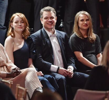 La actriz Emma Stone, el actor y productor Matt Damon y la ya oscarizada intérprete Natalie Portman, preparados para la foto de familia.