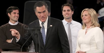 Mitt Romney, acompañado de su mujer y sus hijos.