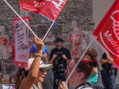 Trabajadores protestan frente a una tienda de H&M cerrada en Madrid.