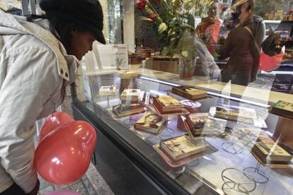 Escaparate de la pastelería Vives con libros-pasteles ( reproducción de portadas de chocolate blanco).