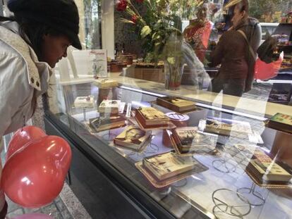 Escaparate de la pastelería Vives con libros-pasteles ( reproducción de portadas de chocolate blanco).