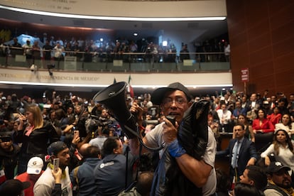 Un hombre utiliza un megáfono para protestar en el Senado de la República.