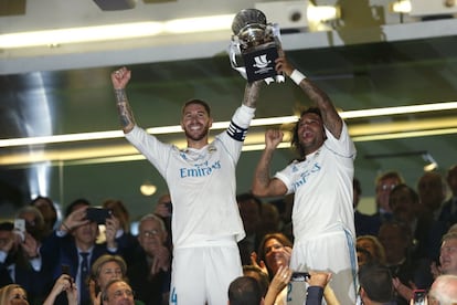 Sergio Ramos y Marcelo con el trofeo de la Supercopa de España.