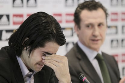 De la Red se enjuaga las lágrimas junto a Jorge Valdano, ayer en Madrid.