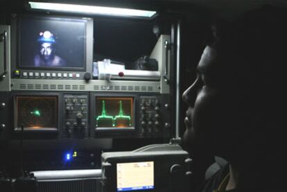 Un familiar observa en una pantalla una imagen del vídeo grabado por los propios mineros en el interior de la mina San José.