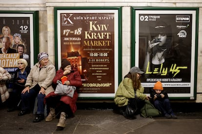 Varias personas en una estación del metro de Kiev durante un ataque aéreo, este sábado.