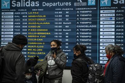 Las pantallas de la Terminal 2 del Aeropuerto Internacional de la Ciudad de México muestran las cancelaciones de los vuelos a los usuarios.