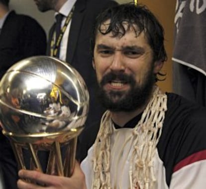 Sergio Llull, con la copa del Rey.