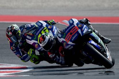 Rossi intenta adelantar a Lorenzo en el circuito de Misano.