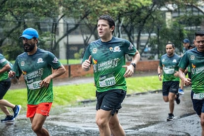 Miguel Uribe trota durante la Carrera por la Policía, en 2024.

