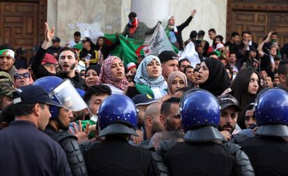 Decenas de argelinos protestan en Argel contra el nuevo Gobierno interino del país tras la dimisión de Abdelaziz Bouteflika.