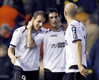 Soldado celebra su gol junto a Tino Costa y Bruno.