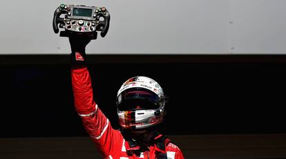 Sebastian Vettel celebra su victoria en Brasil levantando el volante.