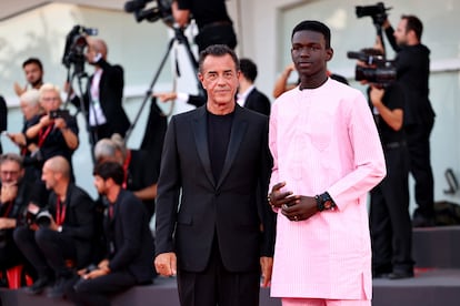 El actor Seydou Sarr, con un bonito conjunto de camisa y pantalón rosa, acompañado del director  Matteo Garrone, que se decantó por un clásico traje negro.

 