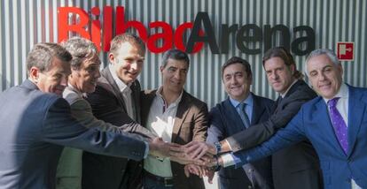El máximo accionista del Bilbao Basket, Gorka Arrinda, y el grupo de inversores que se harán cargo de la gestión del club