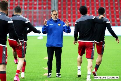 Miñano, durante un entrenamiento con Armenia.