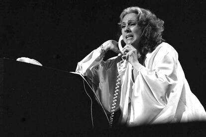 Amparo Rivelles en el monólogo `La voz humana´, de Jean Cocteau, uno de los tres monólogos puestos en escena por el TEC en el teatro Lara de Madrid, bajo la dirección de Juan Carlos Plaza y William Layton, en 1981.