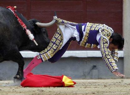 Cogida de El Fundi, que cortó una oreja en  la corrida de ayer en Las Ventas.