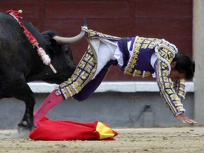 Cogida de El Fundi, que cortó una oreja en  la corrida de ayer en Las Ventas.