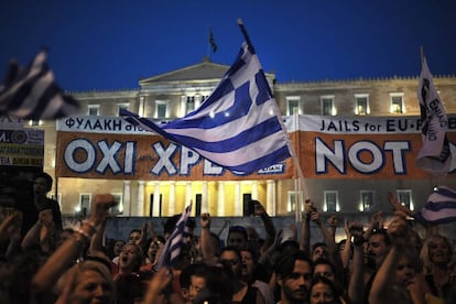 Manifestantes griegos frente al edificio del Parlamento en Atenas.