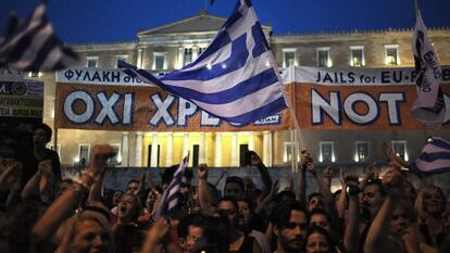 Manifestantes griegos frente al edificio del Parlamento en Atenas.