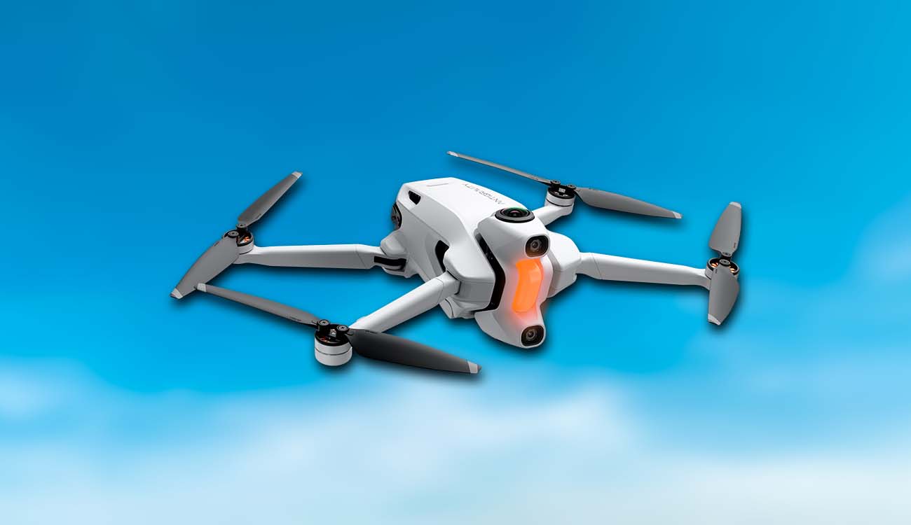 Dron Antigravity A1 con fondo de cielo