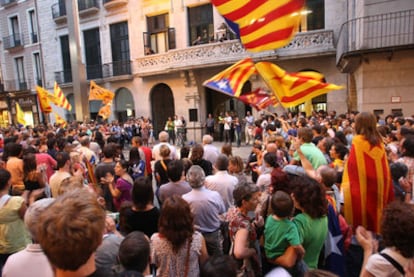 Concentración ciudadana frente al Ayuntamiento de Girona a favor del actual modelo de inmersión lingüística.
