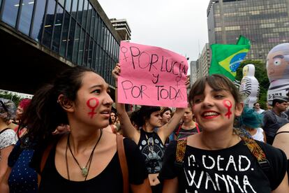 Dos brasileñas participan en una protesta en Sao Paulo el pasado 23 de octubre contra la violencia sobre las mujeres y en solidaridad con el crimen de Lucía, una estudiante de 16 años que fue violada y empalada en Mar de Plata, Argentina.