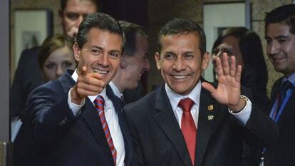 El presidente mexicano (izquierda) y su homólogo peruano, este jueves en Bruselas.