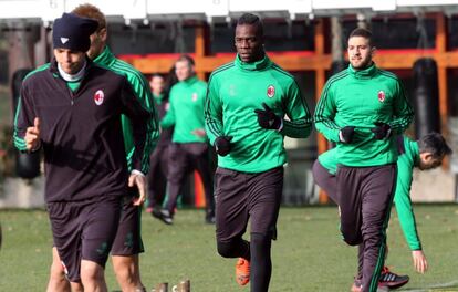 El delantero del Milán Mario Balotelli (2d) asiste a un entrenamiento de su equipo en Carnago, Varese, Italia, hoy, martes 18 de febrero de 2014. El Milán se enfrentará mañana al Atlético de Madrid en el estadio de San Siro en partido de ida de octavos de final de la Liga de Campeones. 