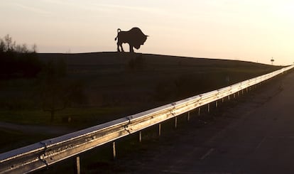 Estatua de metal de un bisonte, símbolo nacional de Bielorrusia, en un campo cerca de Duhichi, al suroeste de Minsk.
