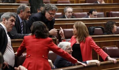 La diputada socialista Carme Chac&oacute;n (a la derecha) habla con Joan Tard&aacute; (ERC), el 25 de febrero en el Congreso.