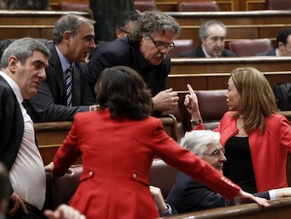 La diputada socialista Carme Chac&oacute;n (a la derecha) habla con Joan Tard&aacute; (ERC), el 25 de febrero en el Congreso.