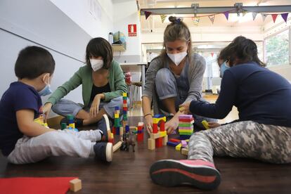 Educadoras infantiles del programa de canguros municipales de Barcelona, en una escuela de La Verneda