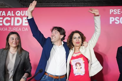 El secretario general del PSE-EE, Eneko Andueza, y la vicesecretaria general del PSOE y vicepresidenta primera del Gobierno, María Jesús Montero, en la apertura de campaña en Bilbao.