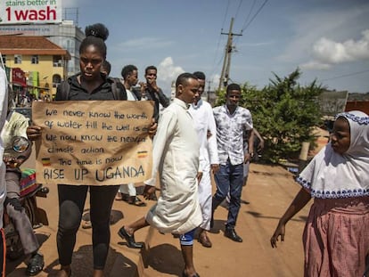 Las protestas en Kampala no son frecuentes, por lo que Irene, con su letrero, atrae la atención de la gente que pasa.
