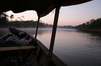 A motorização das canoas está alterando o estilo de vida dos tsimanes.