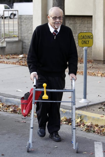 Lucius Foster, de 89 años, padre de la oscarizada actriz Jodie Foster, por las calles de Los Ángeles en una imagen del 2 de diciembre de 2011