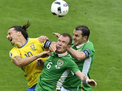 Ibrahimovic se pelea con la defensa de Suecia.