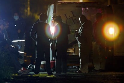 Policías inspeccionan dos cuerpos abandonados en Guadalajara este lunes.