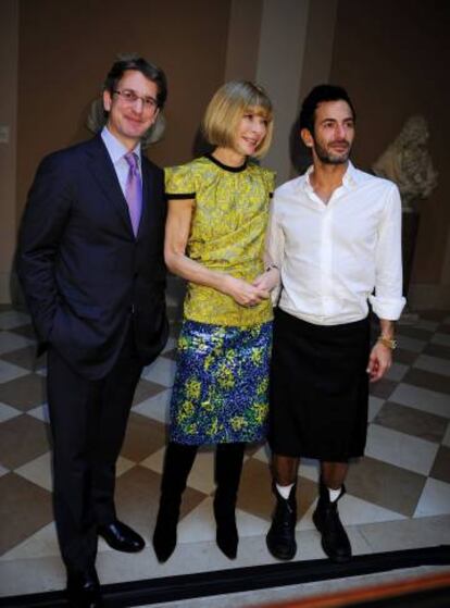 Anna Wintour con Marc Jacobs y otro de los organizadores de gala.