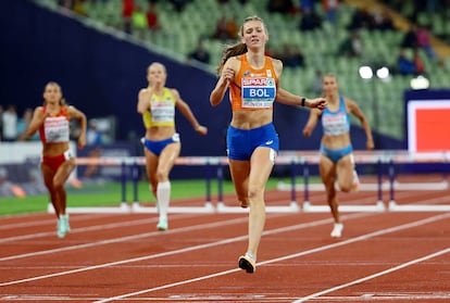 Femke Bol, en la última recta de la final. Al fondo, a la izquierda, Sara Gallego.