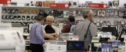 Consumidores en una tienda de electrodomésticos en Buenos Aires.