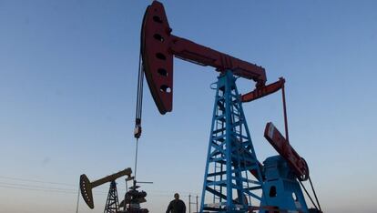 Un trabajador bajo un pozo de petr&oacute;leo. 