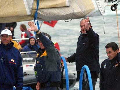El rey Juan Carlos saluda desde el velero español <i>Movistar</i> antes de dar la salida desde el sueco <i>Göteborg III.</i>