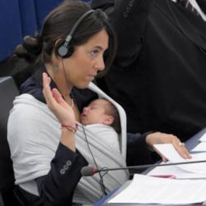 La eurodiputada Licia Ronzulli sostiene a su bebé dormido en brazos mientras vota durante la sesión plenaria mensual del Parlamento Europeo